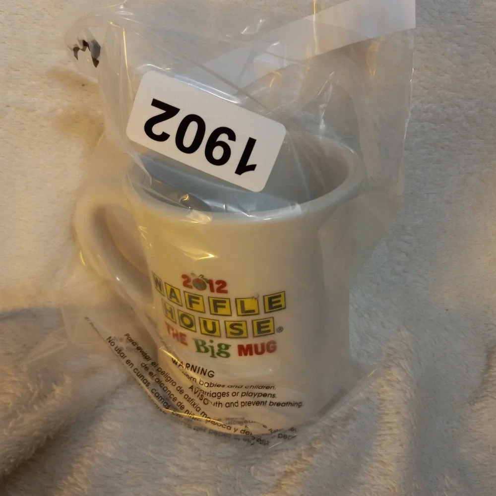 Waffle House 2012 The Big Mug HAPPY HOLIDAYS Tuxton Large 16 oz Coffee Diner Mug